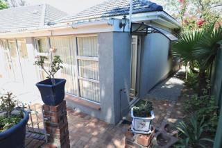 Caesar's Self-catering Open Plan Suite - 5