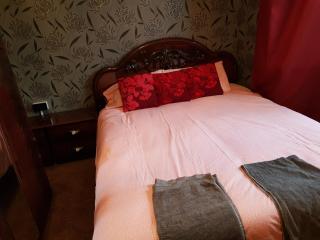 Spacious Bungalow in Romford with parking - Romford - 2