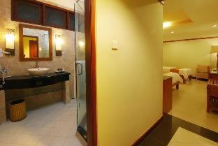 Yulia Beach Inn Kuta - 2