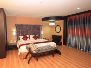 Crown Vista Hotel - 8