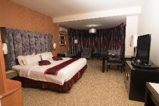 Crown Vista Hotel - 5