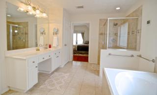 River Oaks 4BD Home Walkable to Whole Foods & Eateries - Houston - 4