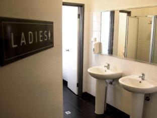 Shiralee Hostel -note - Valid passport required to check in - Perth - 6