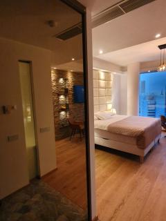 Skyview Suite - Breathtaking Views From Bed and From Jacuzzi. City Center Skyscraper Upper Floors - 2