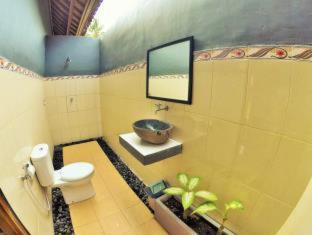 Nyoman Guesthouse and Grill - Nusa Lembongan - 8