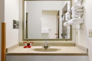 Baymont by Wyndham Waukesha - 8