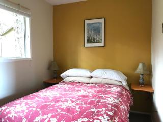 Driftwood Village Cottages - Sturdies Bay - 2