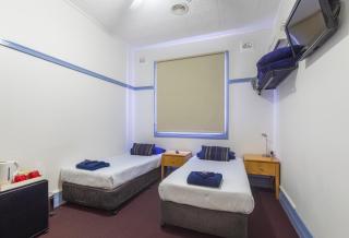 Commonwealth Hotel - 3