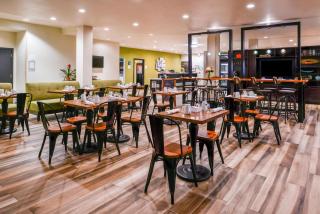 Holiday Inn and Suites Addison by IHG - Addison - 4