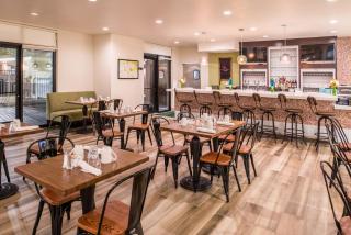 Holiday Inn and Suites Addison by IHG - Addison - 6