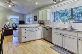 Perfectly Placed Plum Cottage - Bend - 3