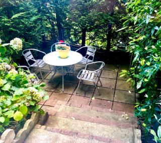 Lauras Townhouse Apartments Grand Garden Apartment - Bath - 0