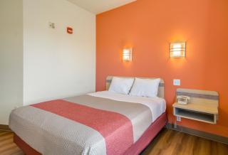 Howard Johnson by Wyndham Lemoore - 4