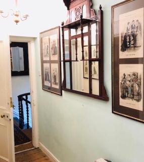 Lauras Townhouse Apartments Dressmakers Salon - Bath - 0
