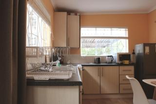Lovely Linden Cottage with Solar Inverter - Johannesburg - 5