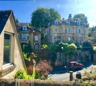 Lauras Townhouse Apartments Skylight Loft - Bath - 4