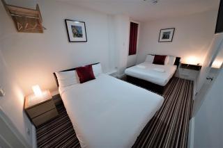 TBH Hotel - Barking - 9