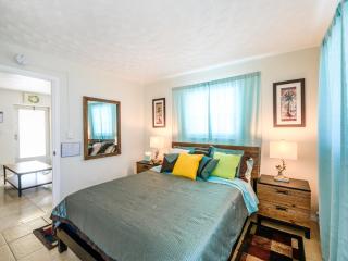 Beautiful Old Apartment with Beach Gear - Fort Lauderdale - 3