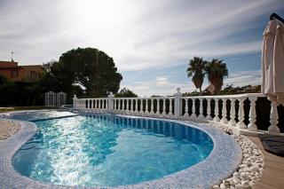 R02 Luxury Apartment in Villa with Pool and Garden - 9