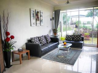 The Wiltshire Dago Pakar - Hillside Villa MAX 12 ORANG - Bandung - 4