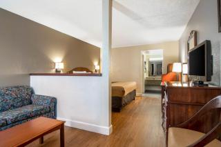 Econo Lodge Inn & Suites - Fort Oglethorpe - 3