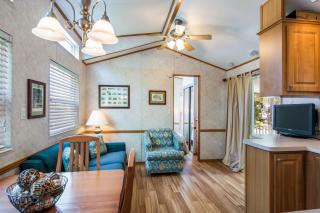 Bethpage Hewick Two-Bedroom Cottage 26 - Urbanna - 1