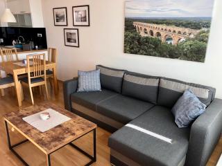 BL City View Apartment, 24hr Self Check-in, Free Private Parking, Panoramic View from Balcony, 5-minute walk to City Centre - 5