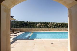 Ilys Home, a Country-chic Retreat with Pool & BBQ, By ThinkVilla - Margarítai - 0
