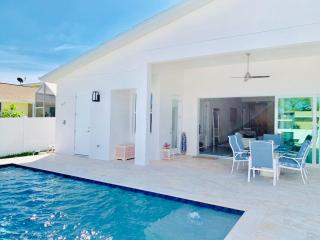 NEW! Perfect Naples - HEATED SALTWATER POOL - 0