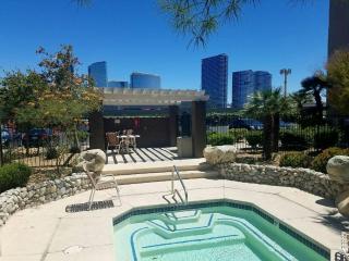Lovely condo! Walking distance to the Strip with pool and spa - Las Vegas - 4