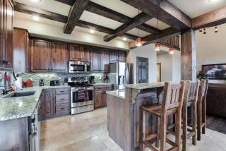 Luxury Lakefront Villa Lazy River HUGE POOL Kayaks 2Mi to SDCity - Branson - 7