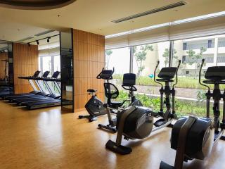 Comfy and Elegant 1BR Branz BSD Apartment By Travelio - Tangerang - 4