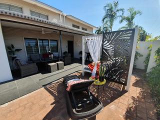 4 BEDROOM GARDENS ESCAPE - CHAMPAGNE STAYS Darwin with SPA - 3