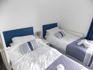 Ocean House - Weymouth, sleeps 10 people, Dog Friendly, Late deals available message for special offer - 2