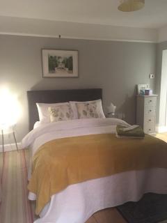 Cool and tranquil double bedroom en-suite with cosy private lounge and separate entrance - Henley-on-Thames - 6