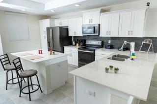 H - New 2 Bedroom Condo - 5 Miles to Disney - Free Water Park - Kissimmee - 7