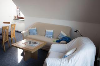 Ferienwohnungen-Neue-Tiefe-Wohnung-Kleiderbuegel - Neue Tiefe Fehmarn - 5