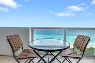 Castle 828 Oceanfront view with balcony, pool, tennis, beach access and free parking! - Miami Beach - 8