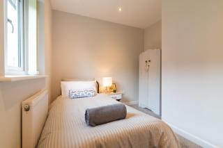 Beautiful 6 Bedroom Holiday Home, Manchester - 3