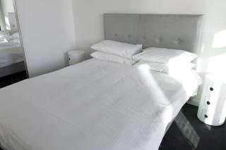 Modern Light-Filled Luxury 1Bedroom Apartment in South Melbourne - 6