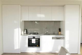 Modern Light-Filled Luxury 1Bedroom Apartment in South Melbourne - 4