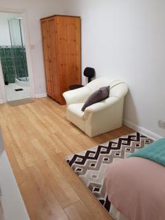Spacious Bungalow in Romford with parking - 9