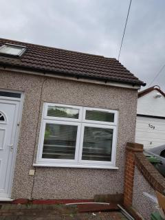 Spacious Bungalow in Romford with parking - Romford - 7