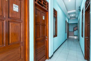 RedDoorz near Puro Mangkunegaran - 8