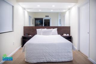 Crystal Beach Suites Miami Oceanfront Hotel - Miami Beach - 4
