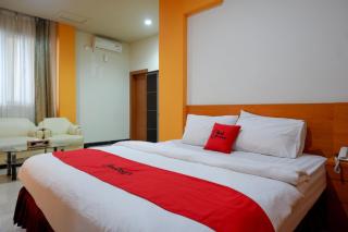 RedDoorz Plus @ Cameloan Hotel Palu - 0