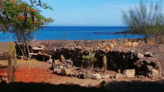 Black Beach House - Floreana - 2