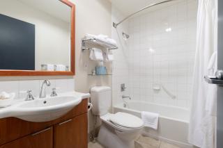 Ocean Promenade Hotel - White Rock - 5