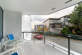 Ocean Promenade Hotel - White Rock - 9