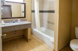 Econo Lodge Inn & Suites Fallbrook Downtown - 9